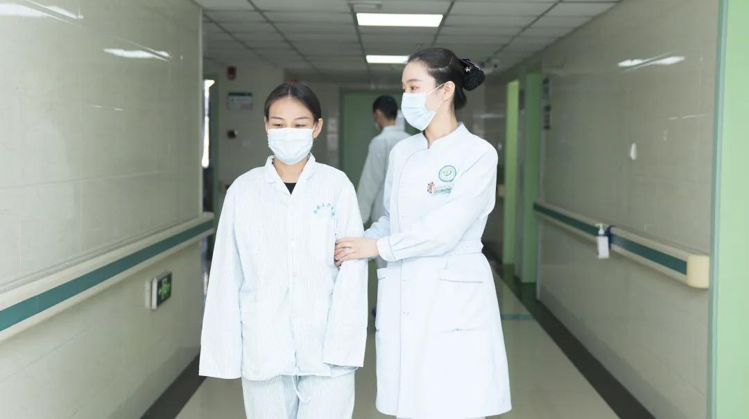 护士礼仪站姿有几种，护士礼仪站姿有几种图片（大兴护理的快和实之礼仪篇）