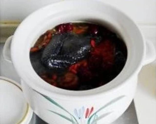 香菇乌鸡汤的做法，乌鸡汤 香菇（香菇乌鸡汤的做法功效）