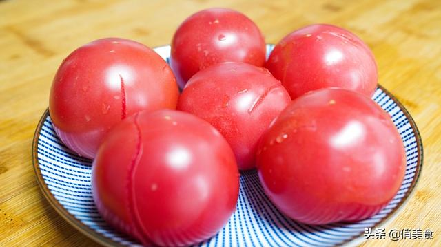 西红柿炒鸡蛋怎么炒才好吃，西红柿炒鸡蛋要怎么做才好吃呢（难怪酒店的西红柿炒鸡蛋那么好吃）