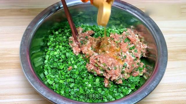 韭菜肉馅饺子怎么调馅，韭菜肉馅饺子怎么调馅更鲜窍门（牢记“3放2不放”韭菜碧绿不发黑）