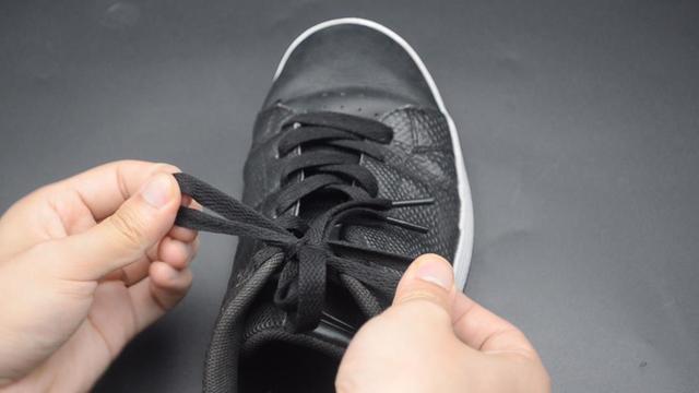 怎么系蝴蝶结，怎么打蝴蝶结简单方法（教你一招双蝴蝶结鞋带系法）