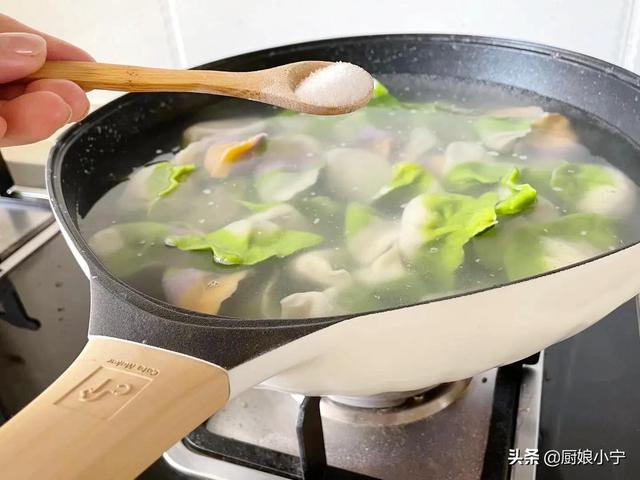 彩色饺子皮怎么做，彩色饺子皮怎么做不变色窍门（冬至教你做彩色饺子）