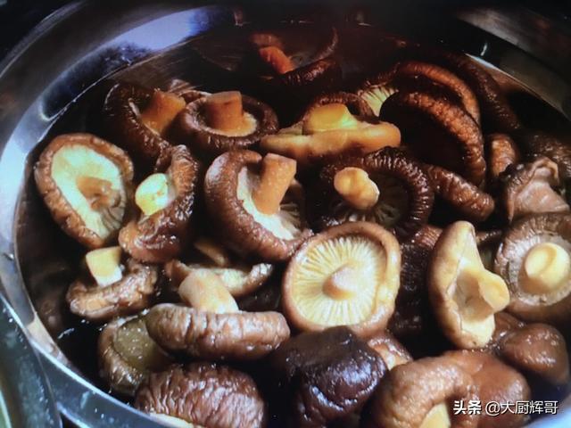 地锅炖柴鸡的做法，地锅炖柴鸡的做法视频（大厨分享专业的做法）