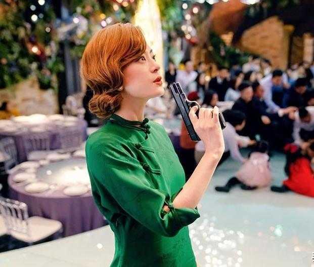 穿旗袍配什么发型，旗袍发饰造型（穿绿色旗袍配复古发型好有韵味）