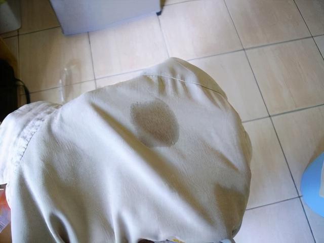 马克笔弄到衣服上可以洗掉吗，马克笔涂衣服上能洗掉吗（衣服上“污渍”难除）