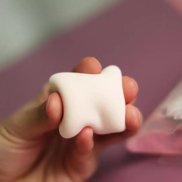 新粉扑的正确使用方法是什么，刚买的粉扑应该怎么用（一只“小小”的海绵粉扑居然有“百种”使用方法）