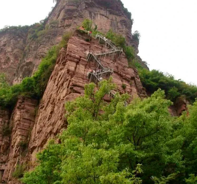 阿土勒尔村和悬崖村，阿土勒尔村在哪里（娶媳妇要18万礼金的悬崖村将搬迁）