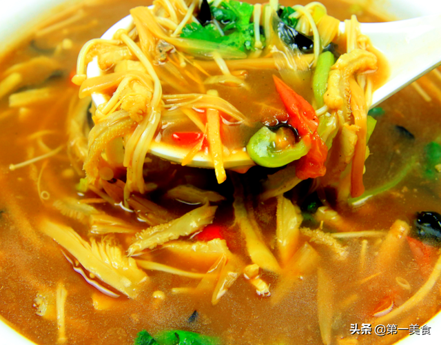 老式酸辣肚丝汤做法，大厨教你天冷该喝什么