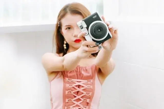 拍立得拍出来的是全白，拍立得为什么拍出来是白板（颜值即正义——高颜值便携傻瓜拍立得）