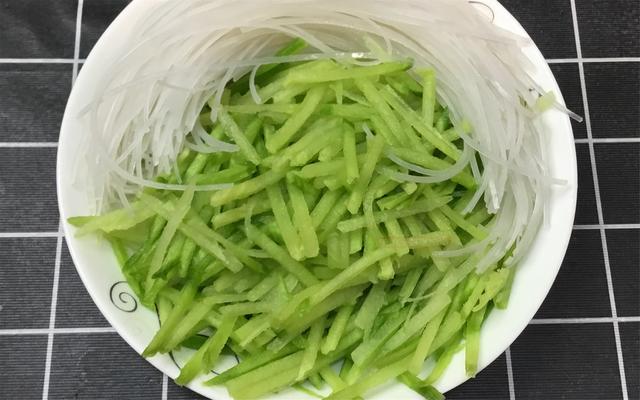 白萝卜炒粉条的做法，青萝卜炒粉条的做法（冬天要多吃萝卜）
