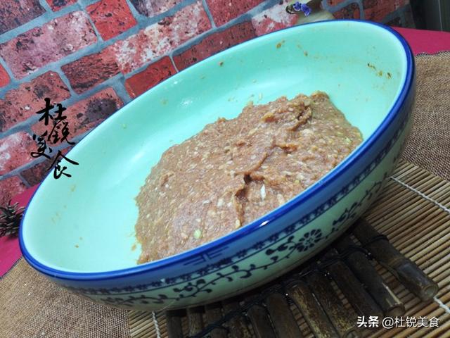 肉三鲜馅怎么调好吃，肉三鲜馅怎么调好吃视频（老师傅教你肉三鲜水饺经典做法）