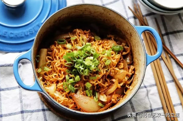 方便面必然有哪种食品添加剂，方便面里面必然有哪种食品添加剂（有2种吃多了影响钙吸收）