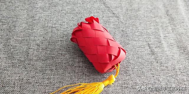 如何用一张纸折纸灯笼，如何用一张纸折纸灯笼视频（用四张纸条做成的折纸灯笼）