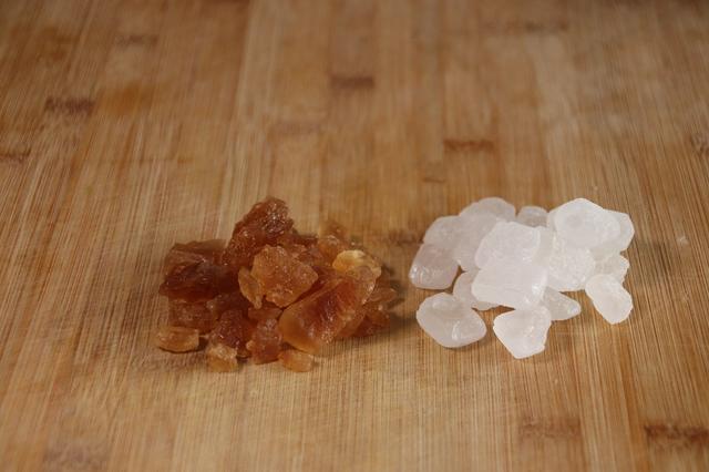 老冰糖和黄冰糖的区别，冰糖是怎样制成的（黄冰糖和白冰糖有什么区别）