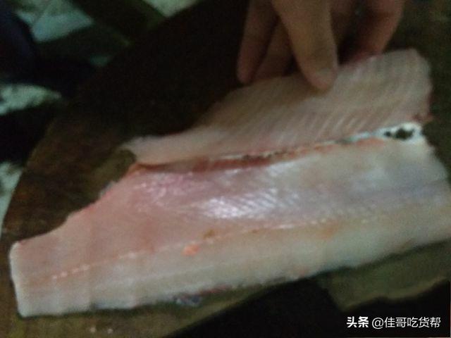 酸菜鱼怎么切鱼片，酸菜鱼的鱼片怎么腌制（教你酸菜鱼如何切鱼片没鱼刺）