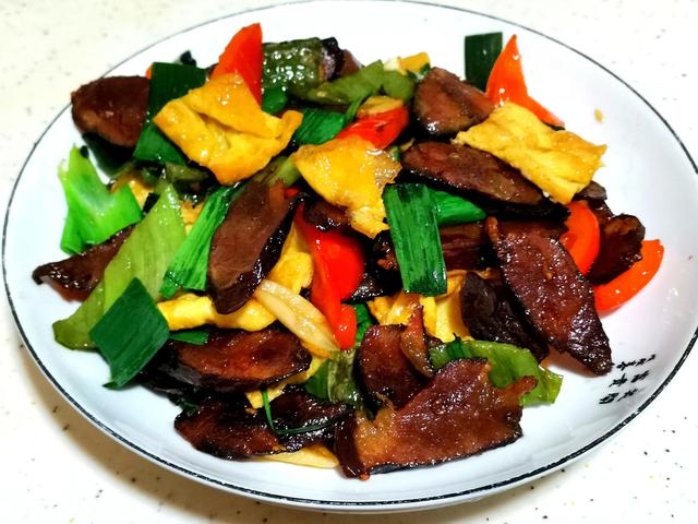 四川腊肠的吃法，四川正宗麻辣腊肠的家常做法（川味腊肠不要直接下锅炒）