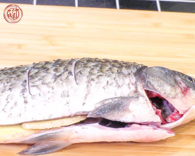 清蒸鲫鱼要蒸多久，清蒸鲫鱼一般蒸多久（做到这点肉质更鲜嫩肥美）