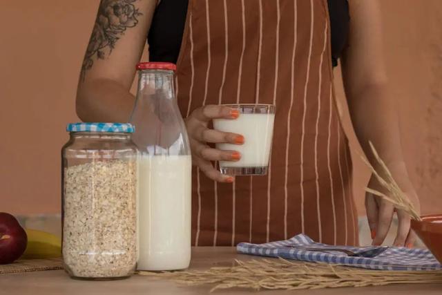 酸奶麦片好还是牛奶麦片好，牛奶麦片好吃还是酸奶麦片好吃（风靡一时的燕麦奶）