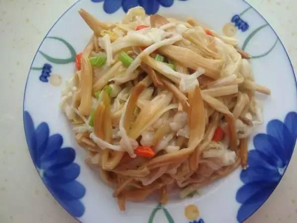 金针菇什么情况下有毒，金针菇怎么会有毒（金针菇和金针菜是一个东西吗）