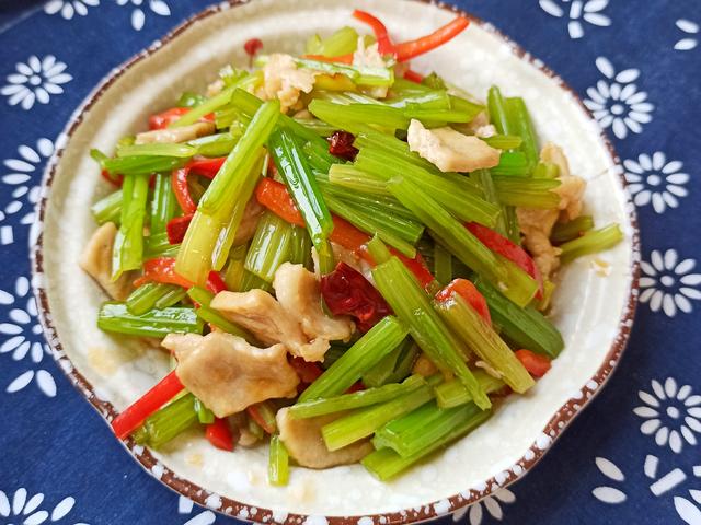 熟油是什么，淋入菜品中提色的明油