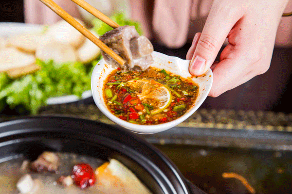 腊排骨火锅的做法，腊肉火锅做法图解（腊排骨火锅的家常做法）