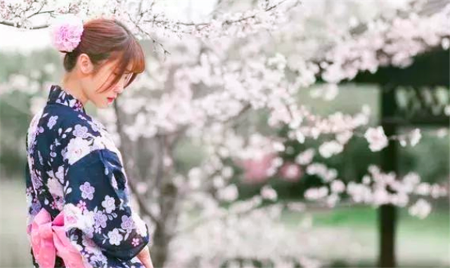 日本年轻人为什么都不愿意结婚呢，日本年轻人为何不再想结婚生子
