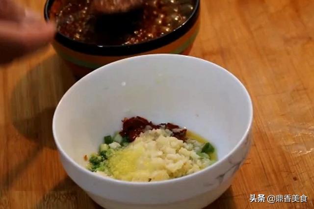 蒜泥拌茄子是哪里的菜，蒜泥茄子的家常做法简单（蒜泥拌茄子）