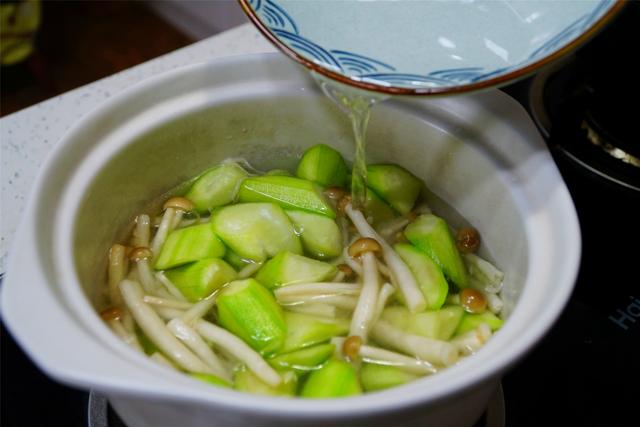 丝瓜煮汤怎么煮才好吃，丝瓜汤这么做好吃（它和丝瓜一起煮是绝配）