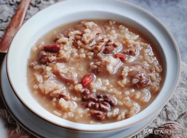 栗子粥的家常做法，栗子怎么熬粥做好吃（大叔家的小雪食谱：核桃栗子粥）