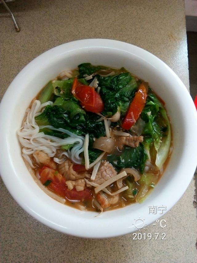  汤粉怎么做好吃，中午下班做个猪肉汤粉 