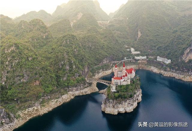 遗世而独立是形容什么，遗世而独立是形容什么动物（中国版“霍格沃茨”矗立山环水绕间）