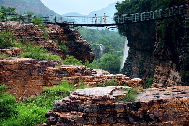 形容瀑布的句子，形容瀑布的句子成语（如巨龙从天降）