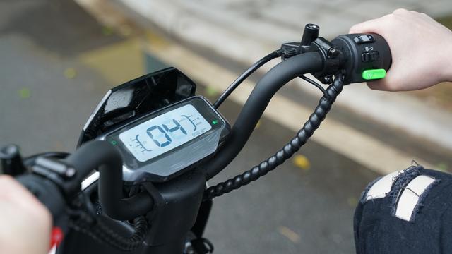 摇摆二轮滑板怎么玩，两轮滑板怎么玩（两千元档也能拥有全能选手）