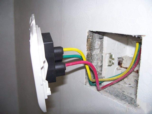 电闸怎么开步骤图解，电闸跳闸了怎么恢复电（找电工花20元换个插座）