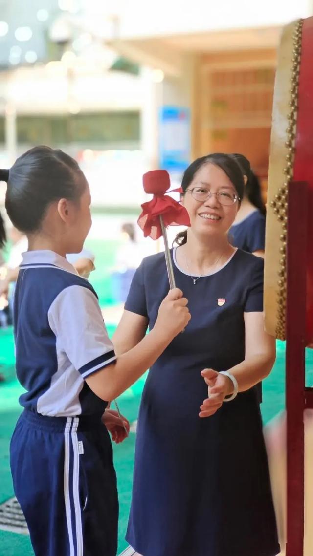 启蒙礼击鼓含义，敲锣打鼓寓意（海珠中路小学开笔礼）