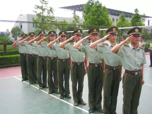 大专生千万别去部队当兵，大学生当兵留部队发展（没想到有这么多好处）