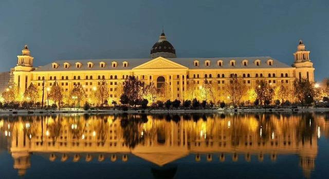 ＂明德自强  求是力行＂河南农业大学校训，＂明德自强（求是力行——河南农业大学）