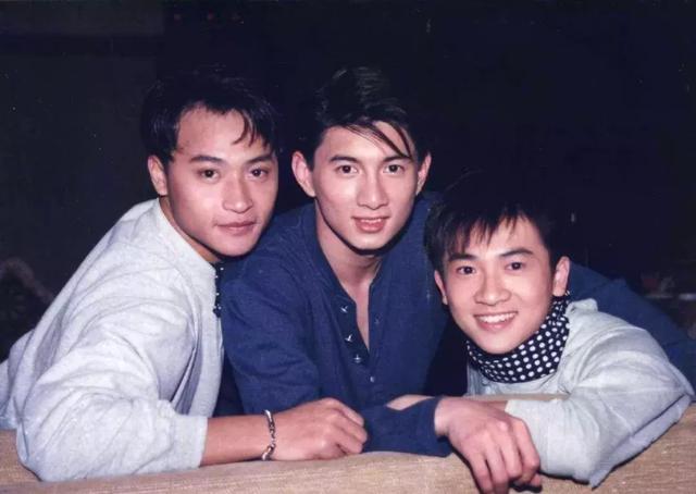 小虎队成员现状:苏有朋翻红吴奇隆当爸,他沦落到穿奇装异服演出