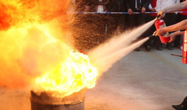 电气火灾用什么灭火器，电气火灾灭火器（选对灭火器类型和扑救方法很重要）