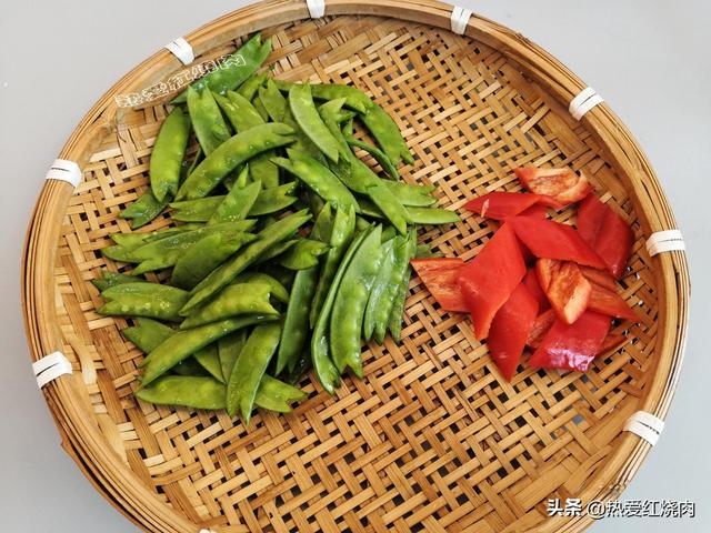 怎样把胡萝卜切成花朵形状，胡萝卜切花片的方法（炒了盘蔬菜上桌就光盘）