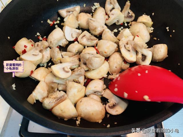 口蘑怎么做好吃，白色口蘑怎么做好吃（一口一个停不下来）