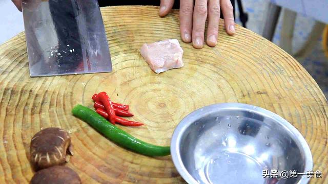 干烧鲫鱼怎么做，正宗干烧鲫鱼的做法大全（厨师长教你“干烧鲫鱼”的家常做法）