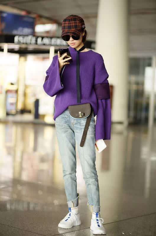 但还是被许多网友拍到了很多的街拍,不得不说郁可唯的穿搭也是如此的