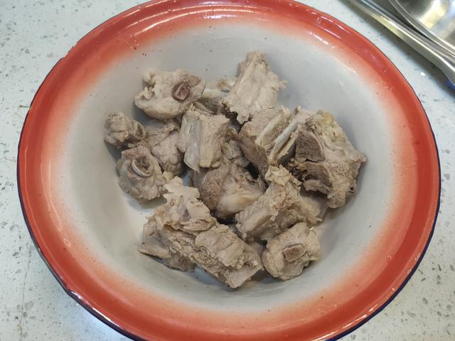 炖排骨什么时候放盐最好，炖排骨汤时什么时候放盐好（难怪排骨发柴不软烂）