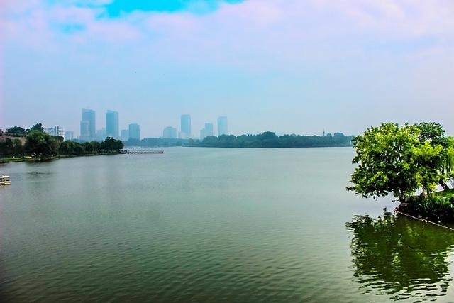 南京玄武湖有几个门，南京玄武湖有什么（如今游人如织的玄武湖）