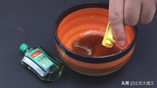 浴室水垢怎么清除，怎么去除卫生间的水垢小窍门（轻轻一擦水垢全去除）