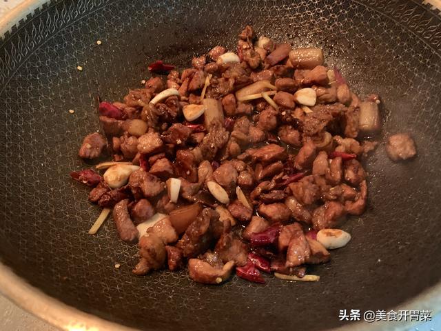 炖白菜的家常做法，猪蹄炖白菜的家常做法（大白菜这样炖特好吃）