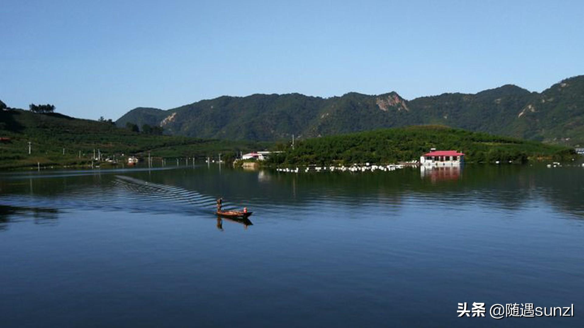 大壩右岸地處碑蠍子溝,左岸為朝鮮平安北道朔州郡九曲川水豐洞,它是