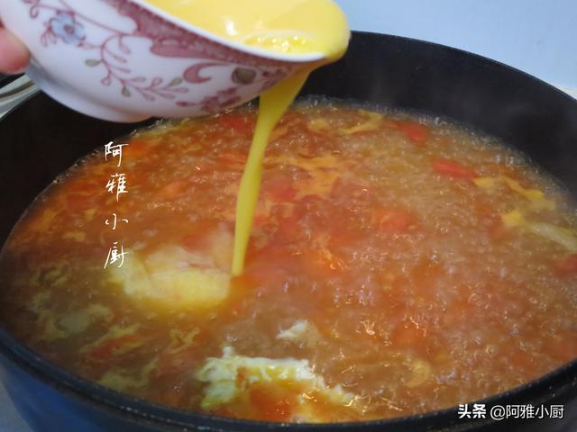 西红柿汤怎么做，牛肉西红柿汤怎么做（西红柿鸡蛋汤看似简单）