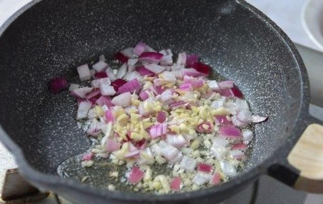 咖喱牛肉的做法，牛肉酱的做法最正宗的做法视频（加咖喱做法也不错）